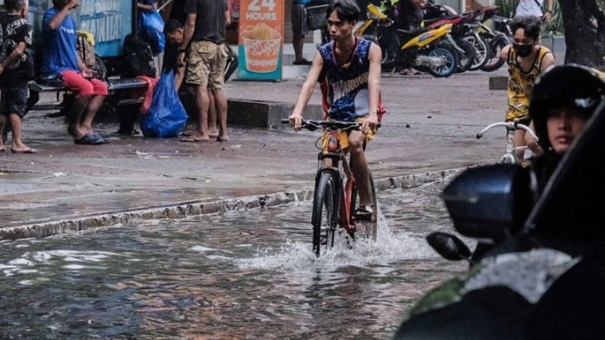 Philippines đóng cửa nhiều trường học, công sở vì ngập lụt